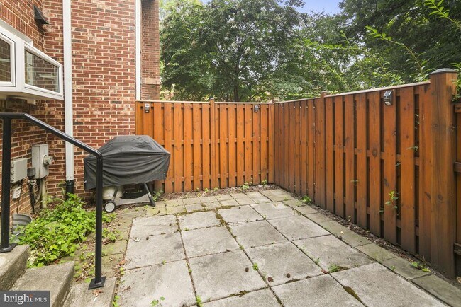 Building Photo - 2514 S Walter Reed Dr