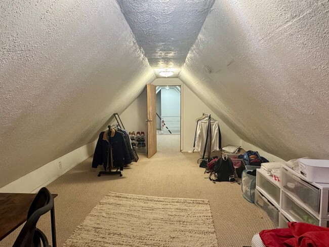 Building Photo - 5 Bed/ 2 Bath on Fairview mins. from UC Campus Only $595/pp ($2,975/mo) + Free Wifi!
