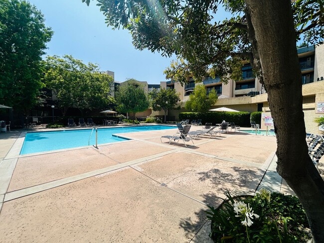 Building Photo - Spacious Two Bedroom, Two Bath Condo in De...