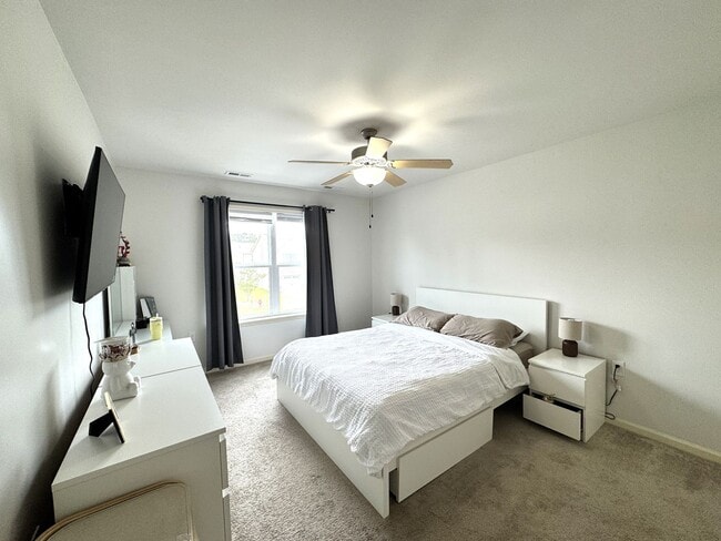 Building Photo - Beautiful Townhome with a Spacious Layout!