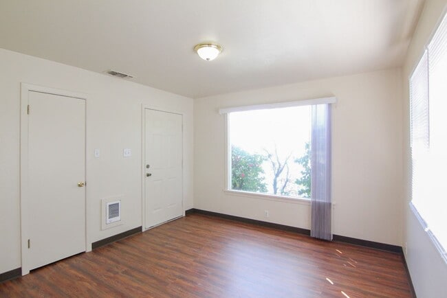Building Photo - Duplex for Rent in Redding CA | Near Downtown, Laundry Hookups, Yard