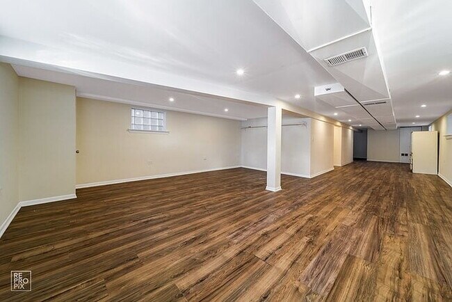 Building Photo - Located in Chicago’s desirable Mount Greenwood neighborhood