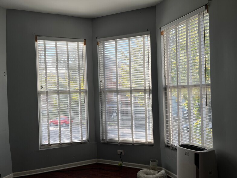 Building Photo - 2115 S Central Park Ave