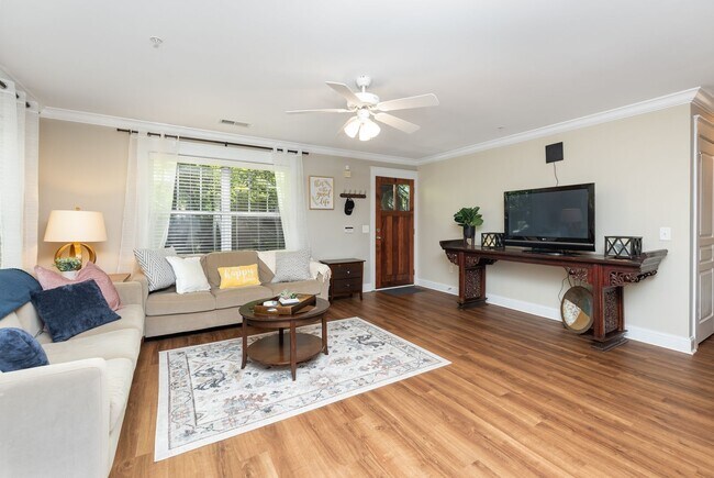 Building Photo - 3 Bedroom Flat, End unit Apartment - Available at Woodlands with $500 deposit. Ask your leasing a...