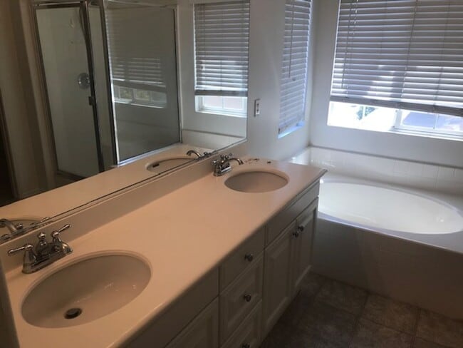 Building Photo - Gated Community!