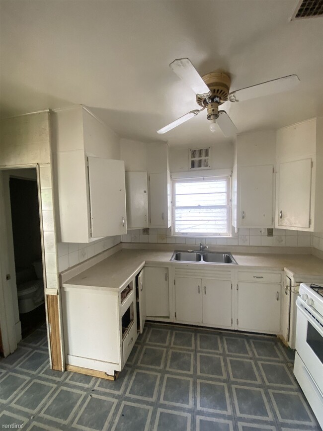 Building Photo - 3 br, 1 bath House - 2216 Northeast Monroe...