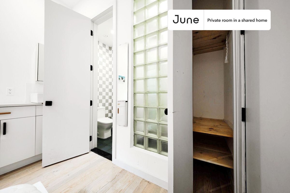 Building Photo - Room in Shared 3 bed/3 bath home