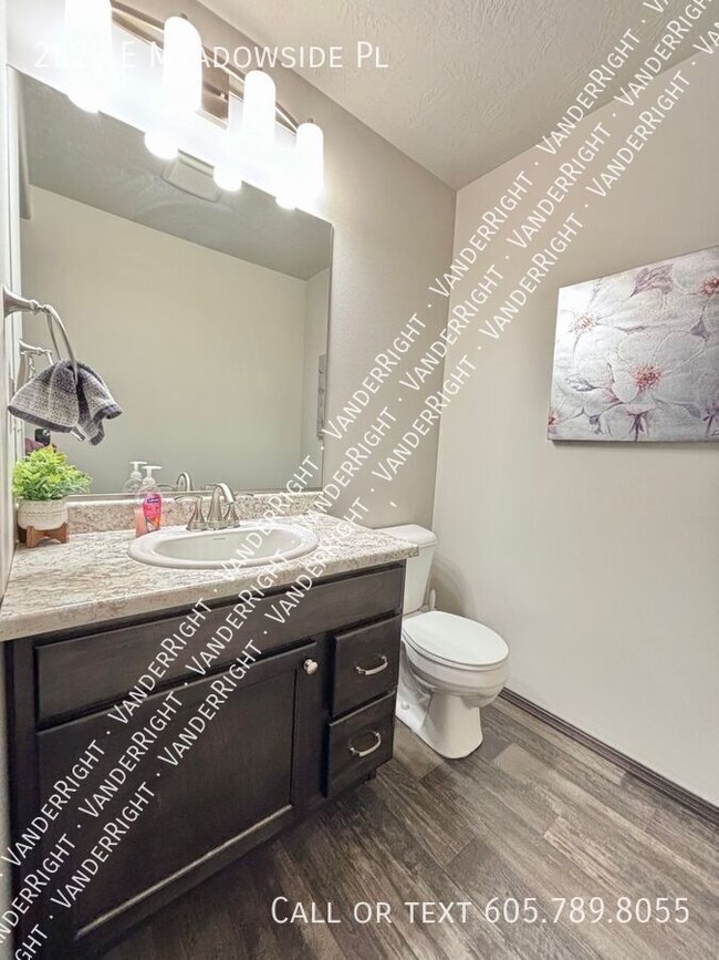 Building Photo - 2523 E Meadowside Pl