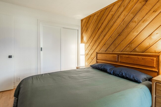 Building Photo - Spacious Snowcreek III Condo – Winter Rental