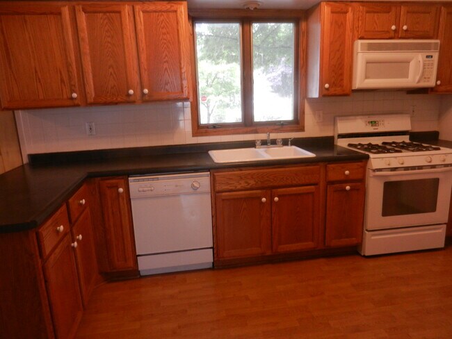 kitchen - 818 N 11th Ave