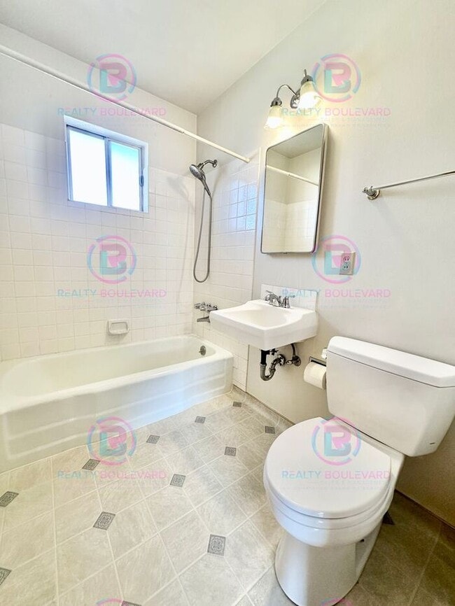 Building Photo - Delightful One-Bedroom + Office Near Idlew...