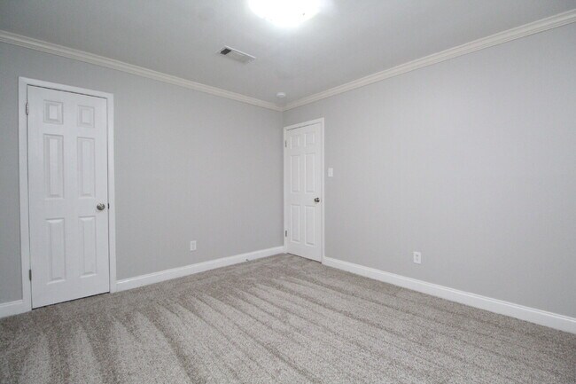 Building Photo - Updated Northeast Pensacola 3BR End-Unit Townhome Near UWF & Cordova Mall with Fresh Paint, New C...
