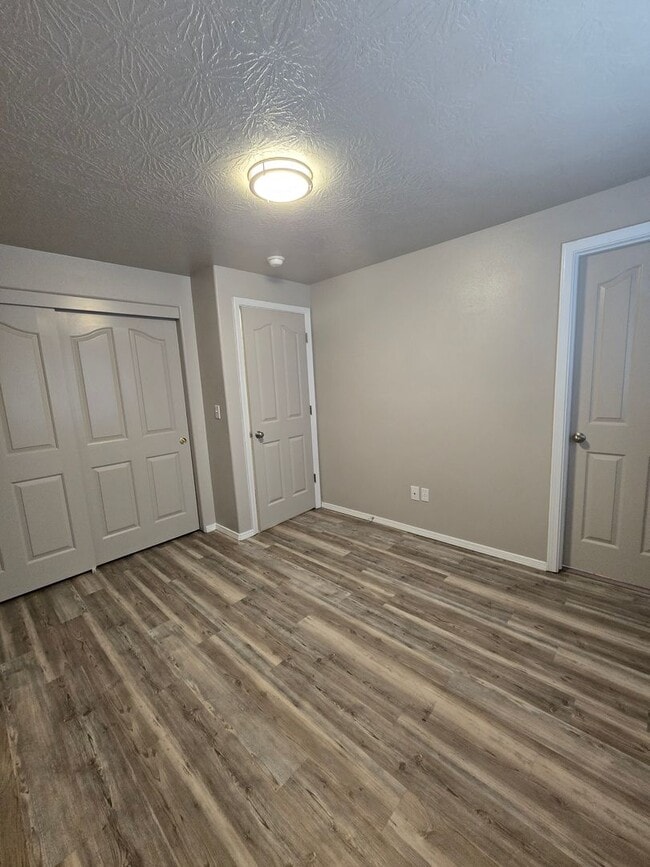 Building Photo - Pet Friendly, Single Level 3bed : 2bath Ho...