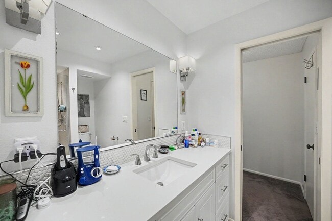 Building Photo - Modern 3-Bedroom Townhome Featuring an Updated Kitchen and Spacious Primary Suite