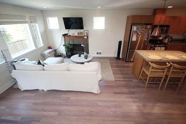Building Photo - LUXURY 2-BED BALLARD TOWNHOME FOR RENT WIT...
