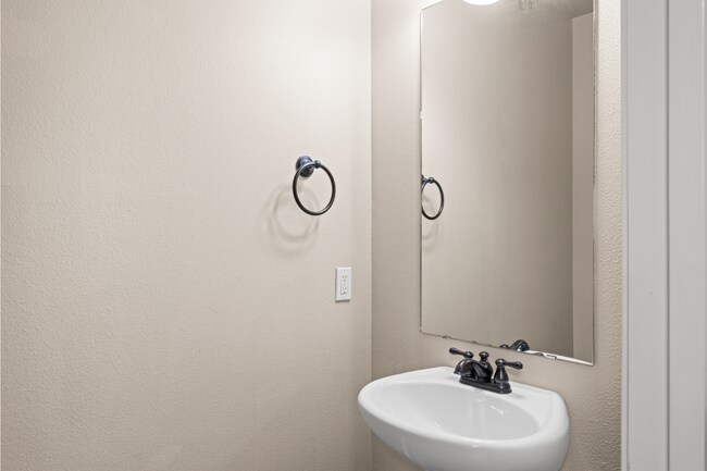 Building Photo - 4 Bed Navarre Townhome in Pool Community