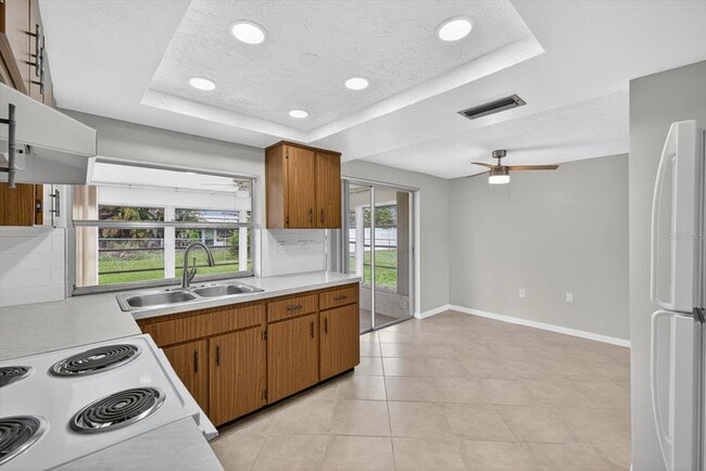 Building Photo - 7725 Summertree Ln