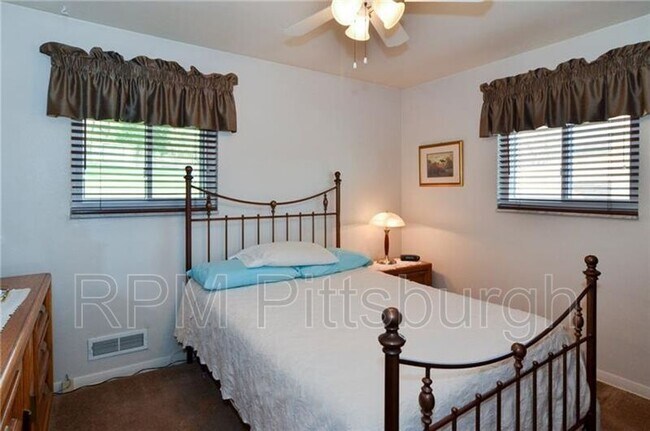 Building Photo - 825 Bethany Dr