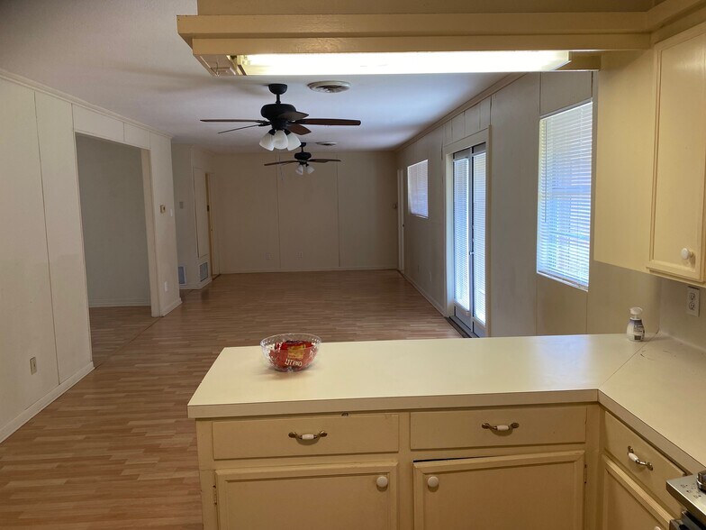 Building Photo - 857 Belmeade Dr
