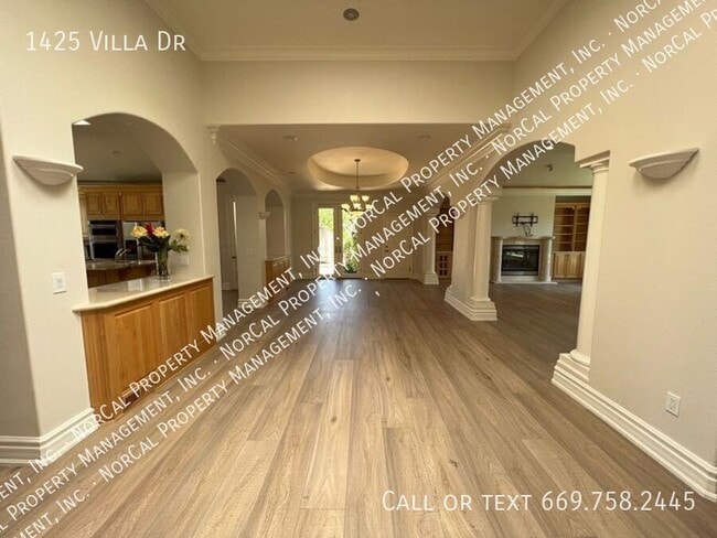 Building Photo - 1425 Villa Dr