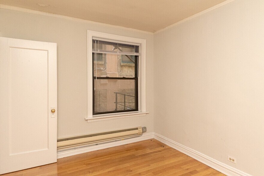 Building Photo - 533 W Roscoe St