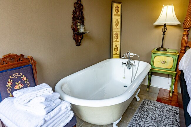 Building Photo - 205 SE 7th St