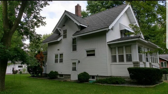 Building Photo - 224 E Dell St