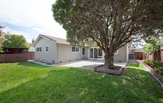 Building Photo - Beautiful 4BR/2BA Home in Outstanding West...