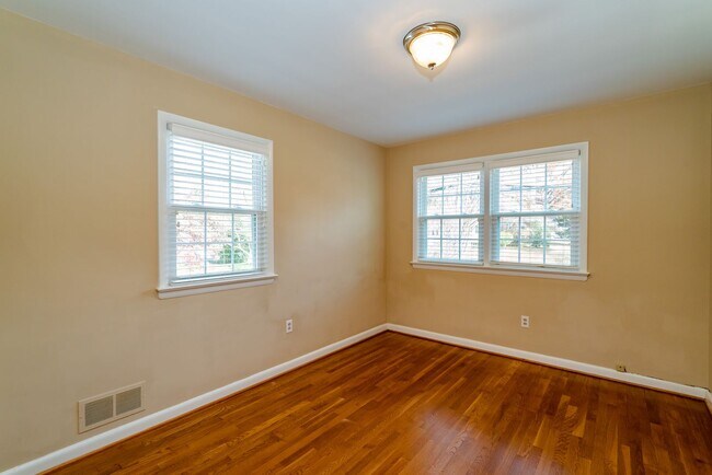 Building Photo - Gorgeous 4 Bed 3 Bath Brick Home In Serene Hollindale