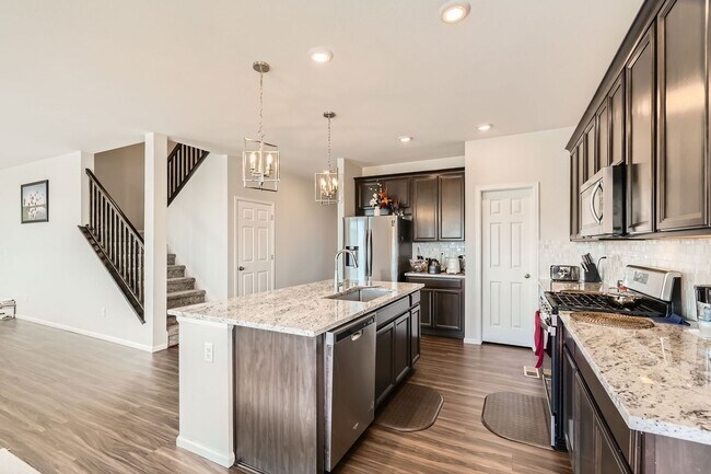 Building Photo - Wonderful 4/2.5 Home in SE Longmont. Large Rooms and Great Fenced Yard. Attached Garage.