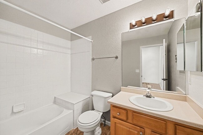 Building Photo - Spacious 3 Bed 2.5 Bath in the heart of Aurora!
