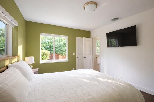 Building Photo - 3018 NE 26th St