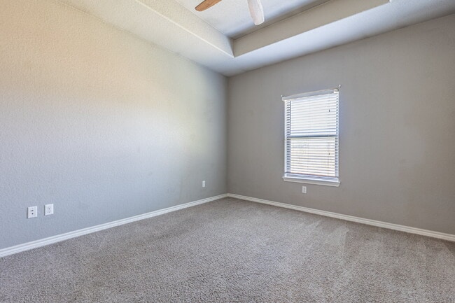 Building Photo - Charming open floor style home!