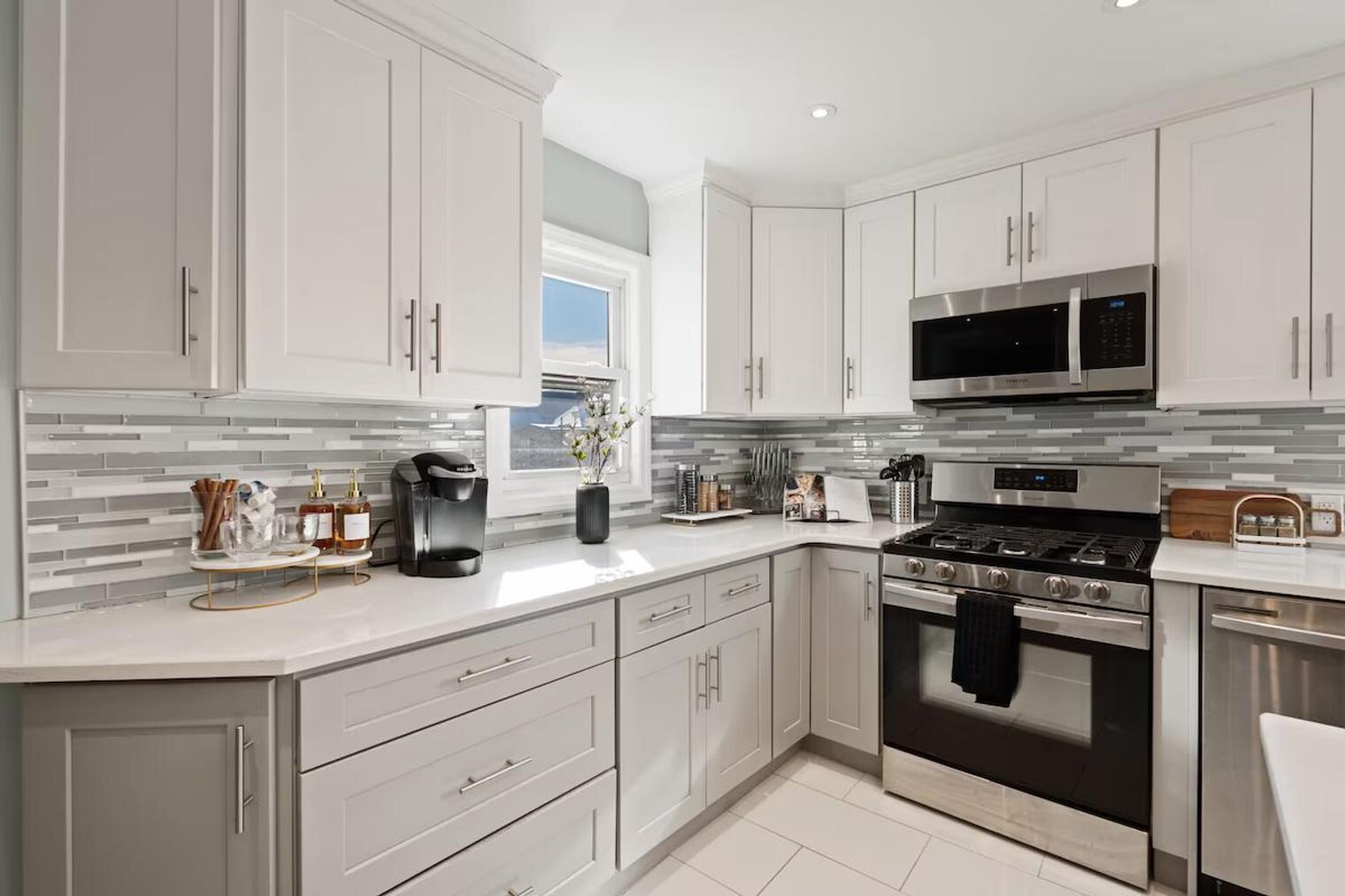 Building Photo - 32 E 44th St