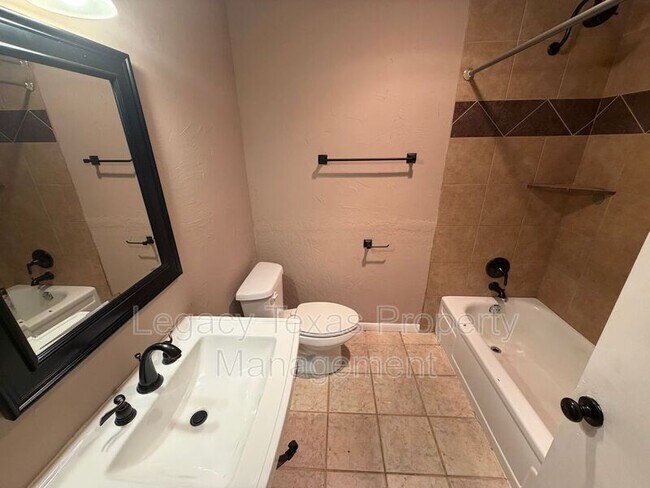 Building Photo - 513 Willow Cir W