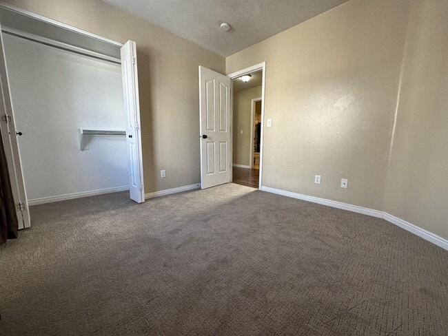 Building Photo - 113 Manilla Dr