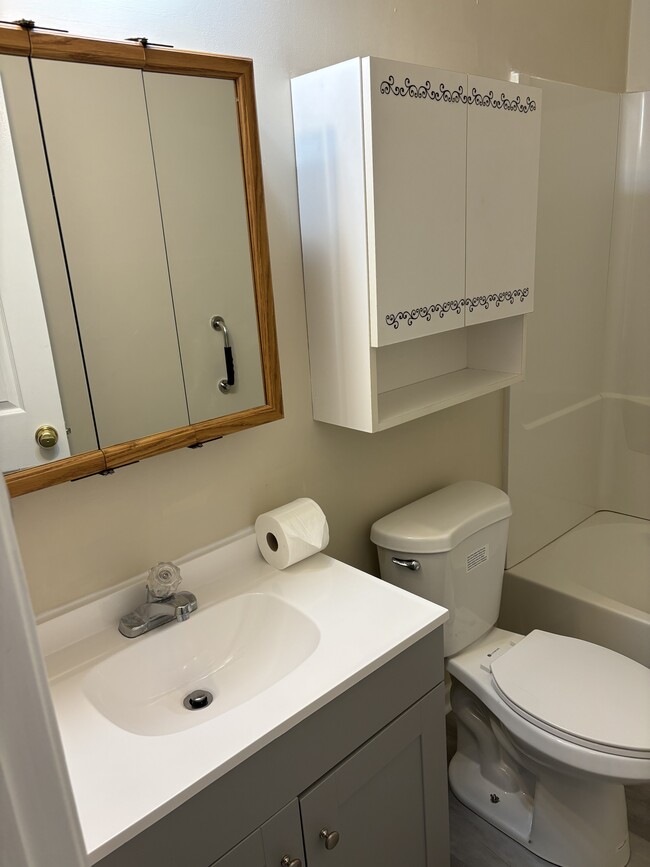 Bath/ tub - 506 W Main St