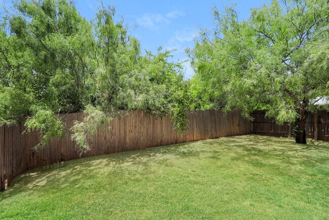 Building Photo - 5910 Aspen Gdn