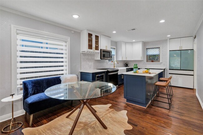 Building Photo - 3816 Collinwood Ave