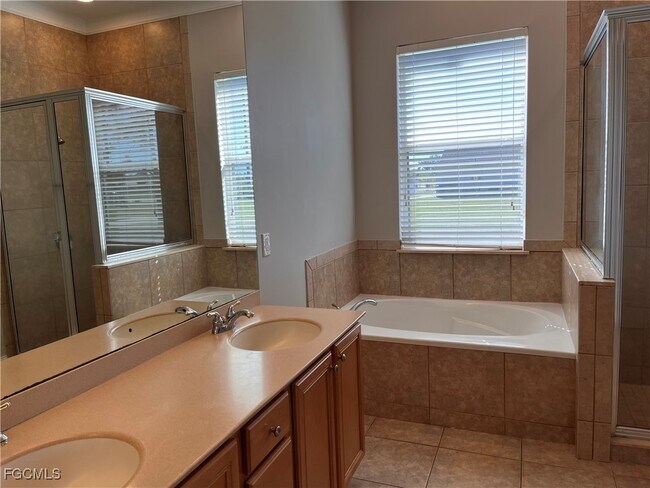 Building Photo - 1521 SW 22nd Pl