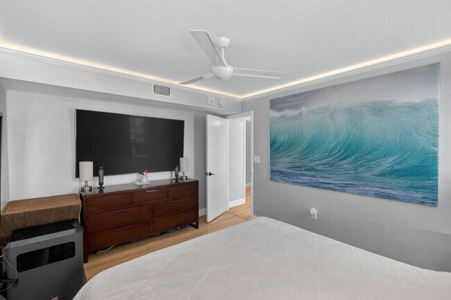 Building Photo - 8125 Crespi Blvd