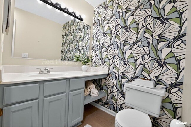 Building Photo - 201 Oakwood Ct