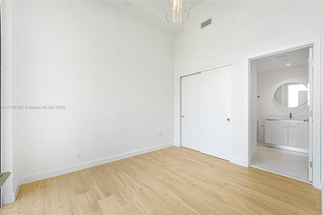 Building Photo - 2678 Tigertail Ave