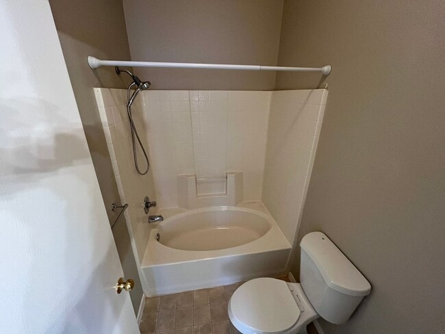 Building Photo - Beautiful Henderson 2 Bedroom Townhouse!