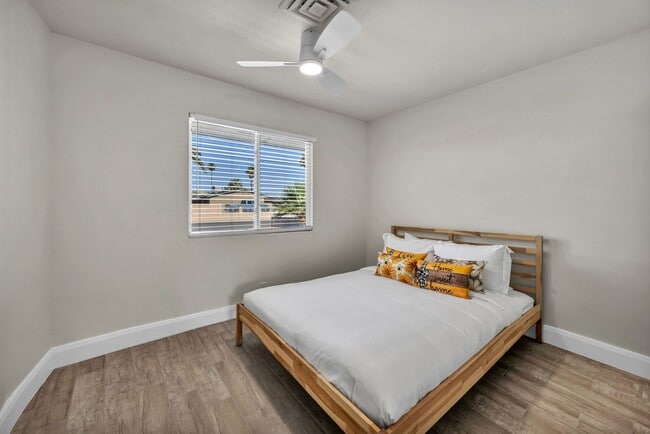 Building Photo - Spacious Furnished 5 Bed / 2 Bath Single Family Home with Private Pool in Las Vegas