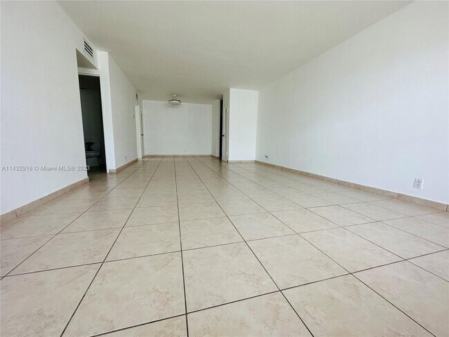 Building Photo - 9225 Collins Ave