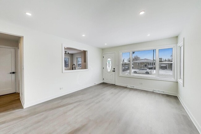 Building Photo - 5028 N Oneida Ave