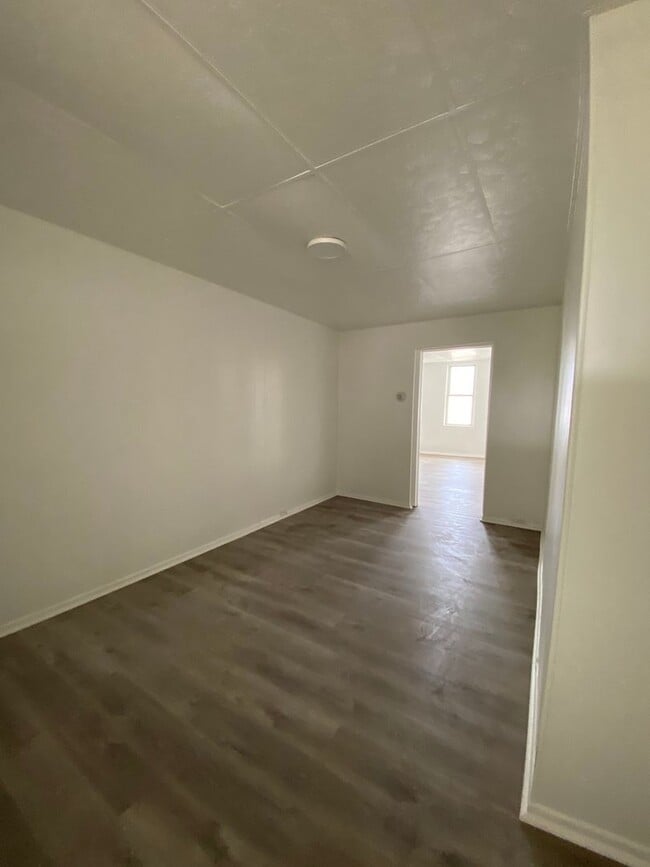 Building Photo - 237 Ella St