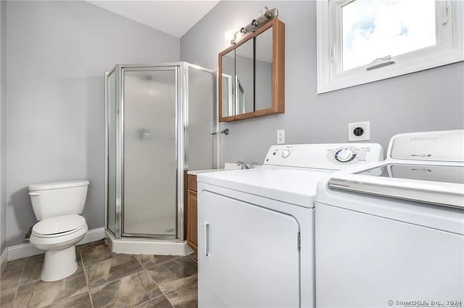 Building Photo - Sophisticated townhouse-style living offering 3 bedrooms, 2 baths