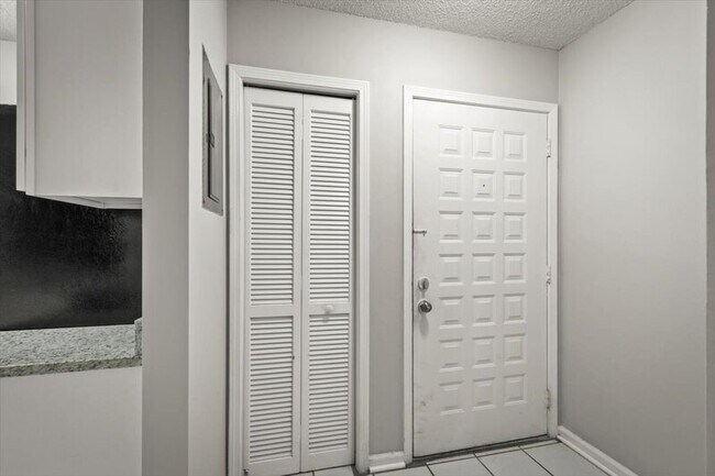 Building Photo - 8300 Plaza Gate Ln